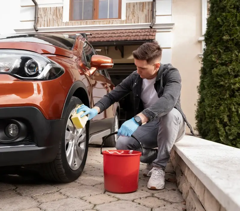 Lavage auto à domicile Teilhède : professionnel intervenant sur un véhicule